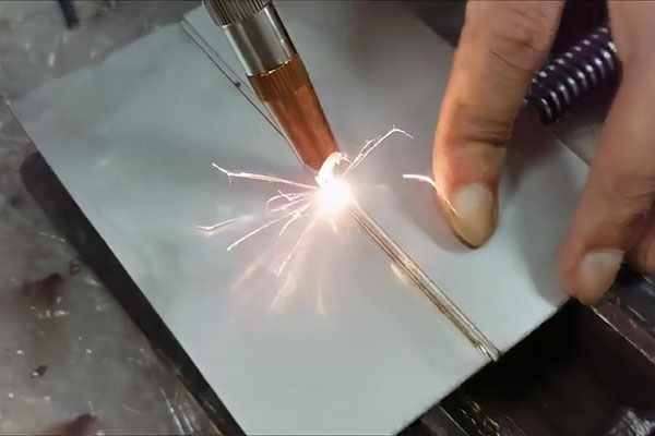 手持式激光焊接機(jī)與傳統(tǒng)焊接機(jī)比有什么優(yōu)勢(shì)？